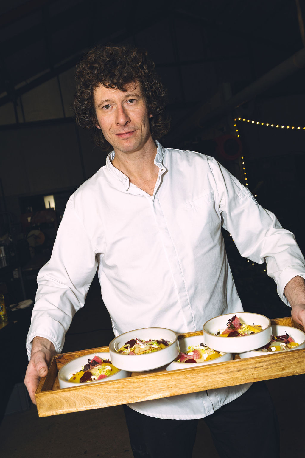 Tim Richter met een plank kleine gerechten