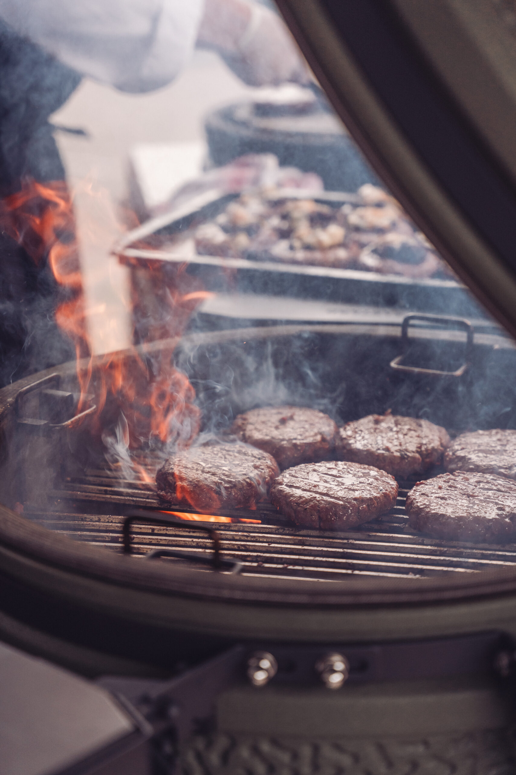 Vlees op het rooster van een rokende barbecue